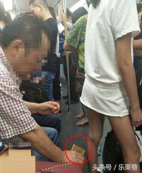 男子地铁偷拍被当场抓获案例,北京男子偷进女厕所被捉怎么处罚