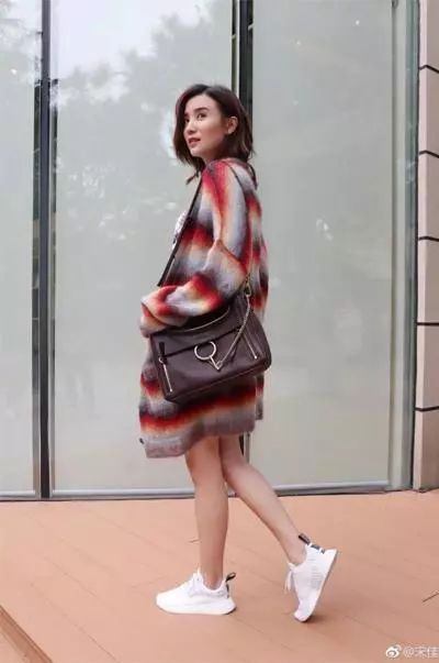 毛衣小香风外套怎么搭配最好看,杏色毛衣过膝长裙搭配什么外套