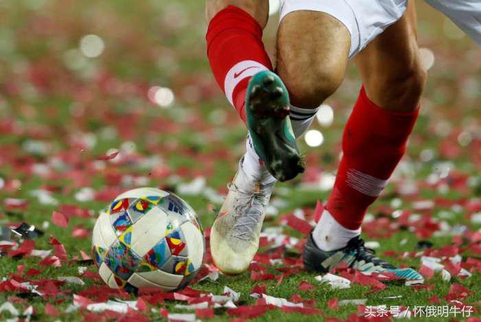老式扫帚紧急打扫球场？欧国联土耳其俄罗斯“红毯”上踢球！