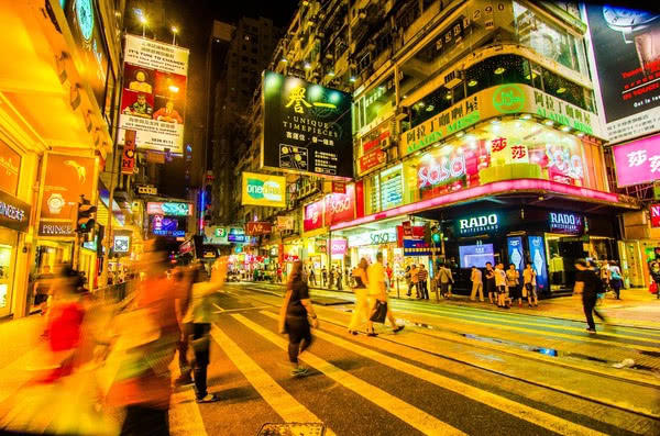 香港人每月工资收入多少钱,香港穷人一个月多少收入才能生存