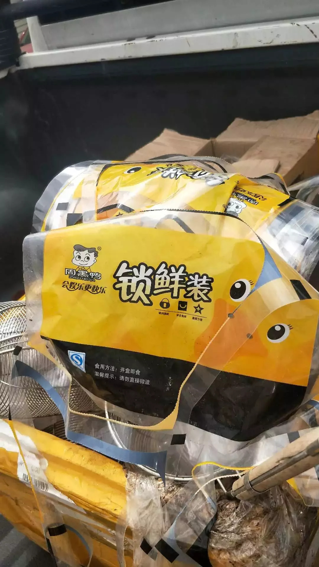 信阳人爱吃的“周黑鸭”竟被曝出存在假冒,作坊内脏乱不堪,恶臭阵阵!