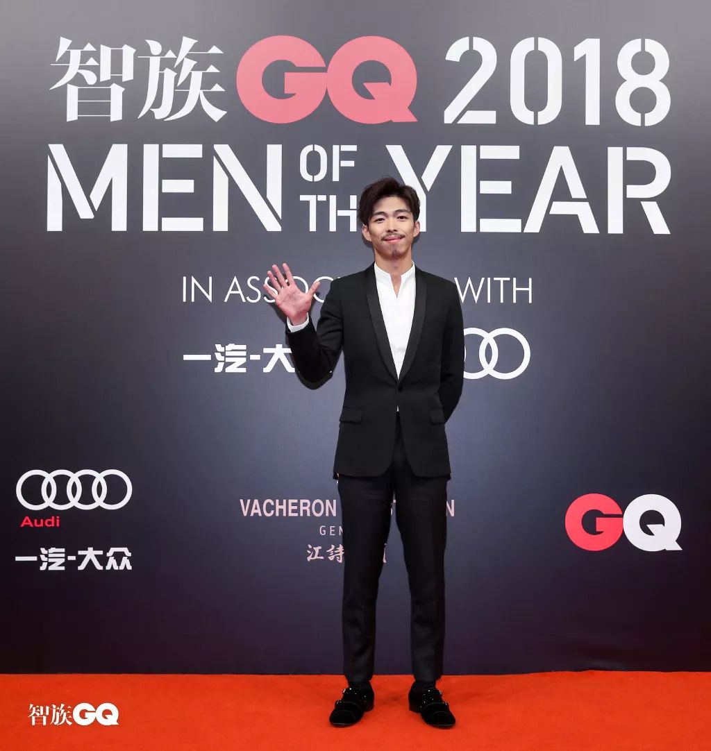 聂远红毯打苍蝇喜提微博热搜,追星赢家聂远小s