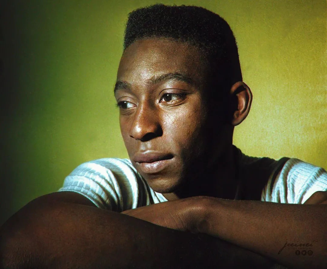 他用双脚让国家停战，这个男人我们等了40年！