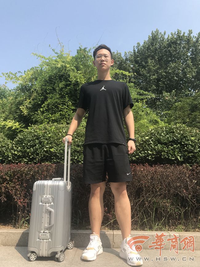 大一新生行李箱男生,大学生行李箱和高中生有啥不一样