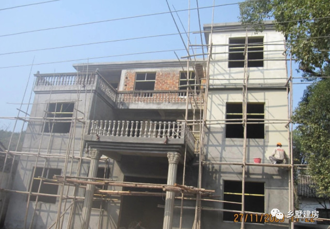 看看花200万乡下建的别墅外观,只花了33万修的农村小别墅