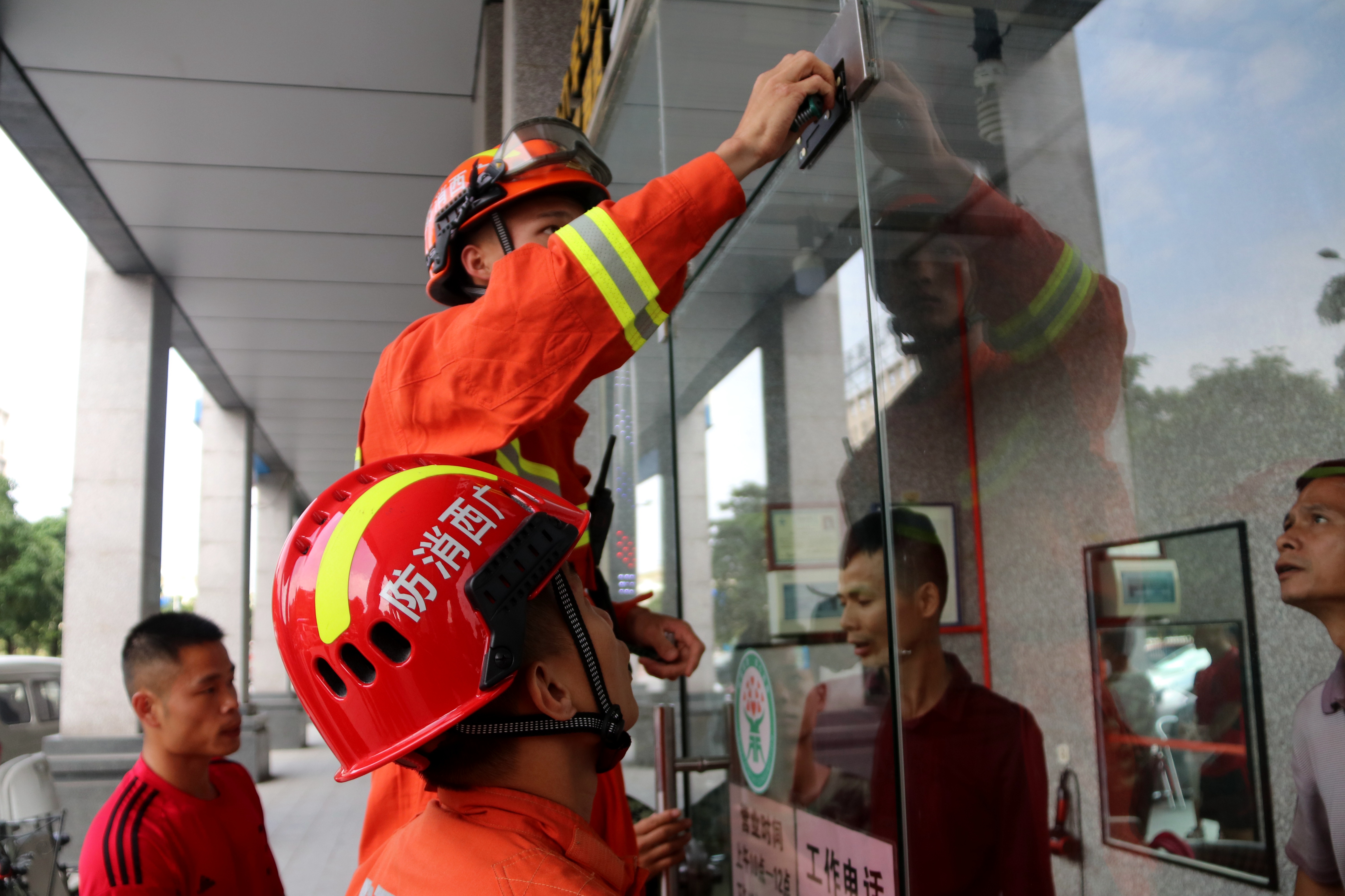 女孩手被卡门缝哭了,小孩手指被门缝夹淤青了怎么办