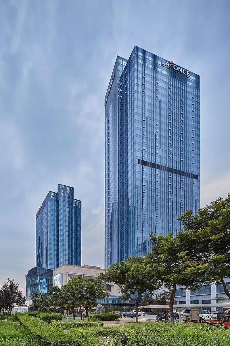 王子饭店曾经的女老板，在北郊盖了栋楼，里面放了1600件瓷器