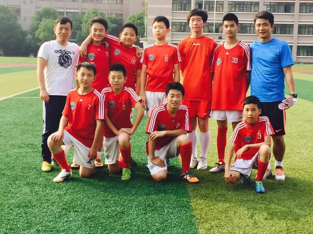 踢球真的没出路吗,足球如何才能称得上球王