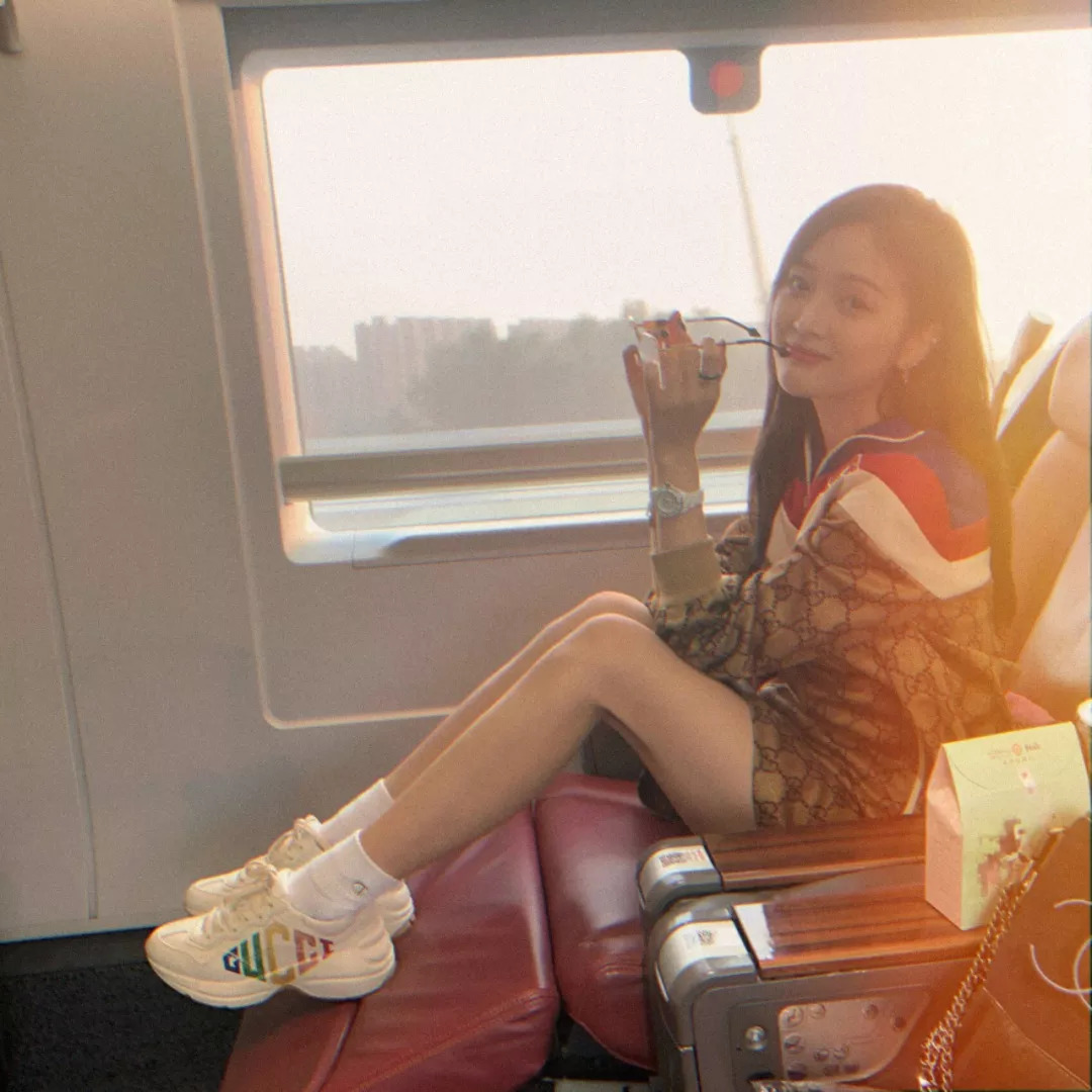 吴宣仪袜子怎么穿,细节控看过来