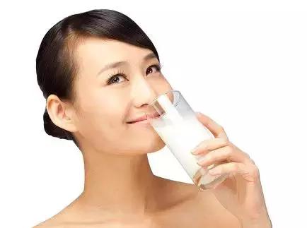 医生说这4类人不宜喝牛奶,原来有四类人不能喝牛奶