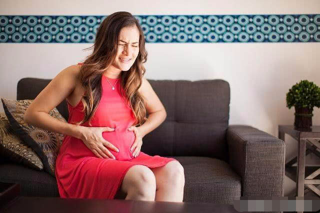 孕中期总感觉肚子硬梆梆,孕妇孕中期肚子容易发紧