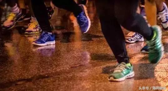 如何挑选合适的跑鞋 (怎样挑选适合自己的跑鞋)