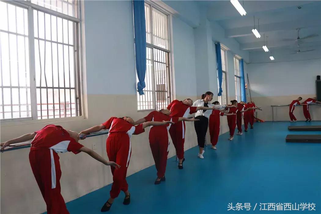 西山学校优秀教师｜胡浪：青春吐芳华，润物细无声