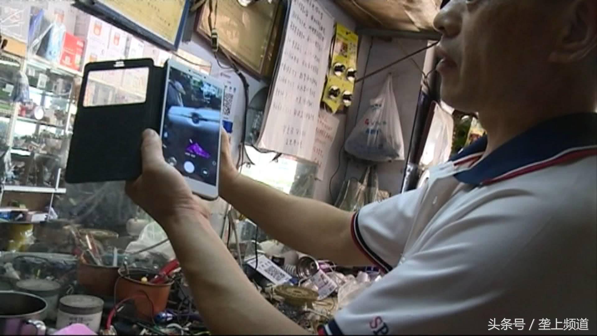 边玩手机边充电手机就爆炸的视频,手机充电处有股焦糊味会爆炸吗