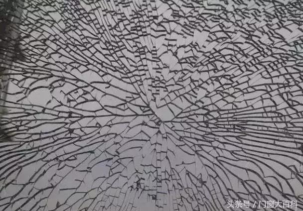 小区60多块门窗玻璃爆裂，吓得业主戴头盔出门！