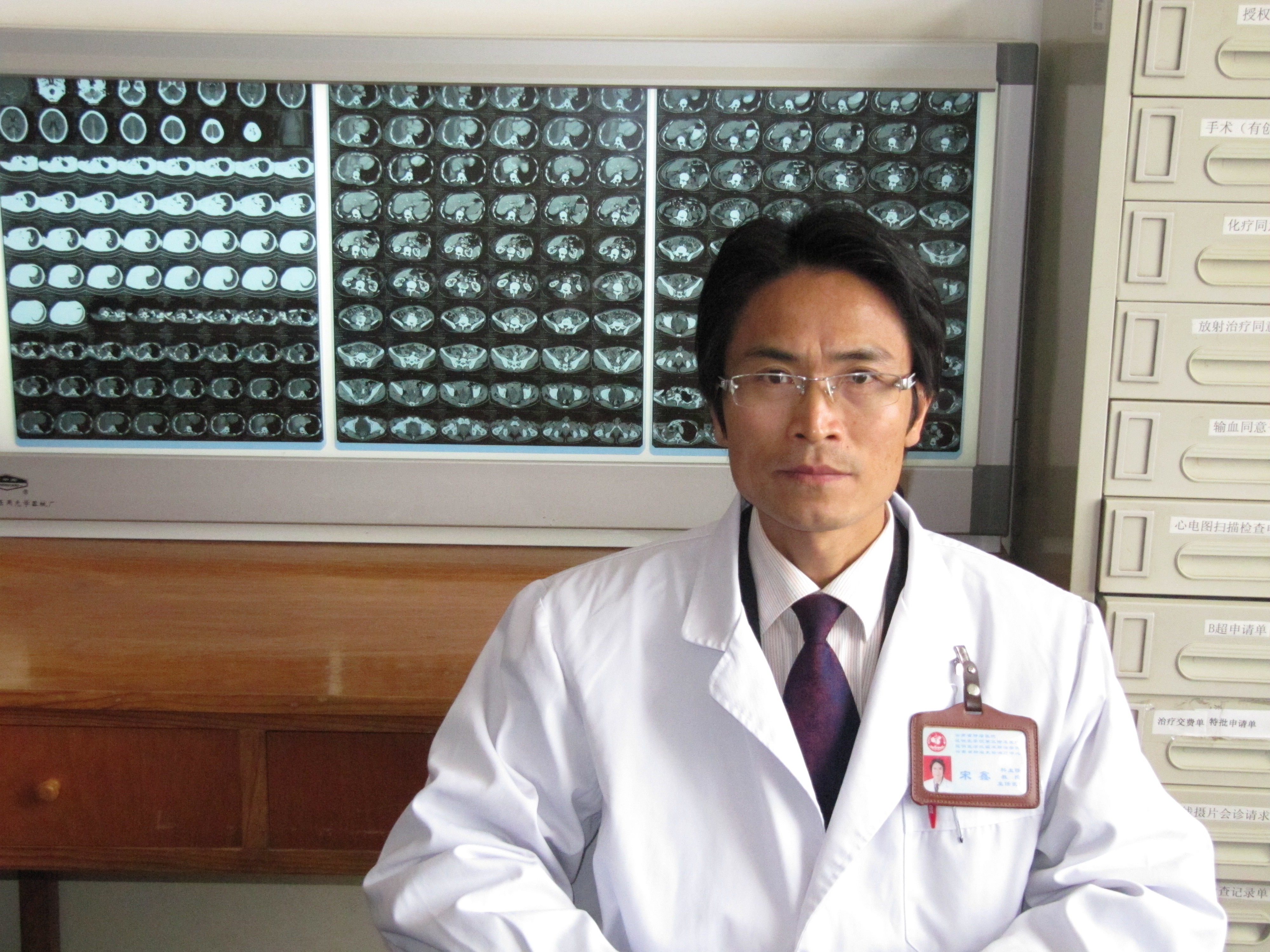 含泪送别医生,含泪送白衣天使出征