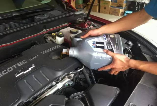 机油变黑黄的原因,机油换了没多久颜色变黑正常吗