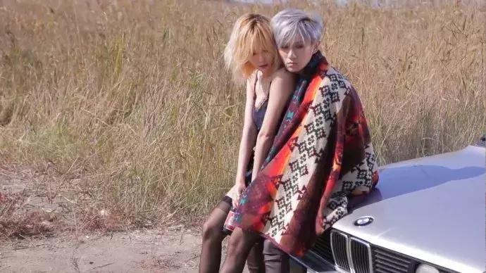 这就是爱！性感女神为小男友痴狂惨被炒鱿鱼，终于可以秀个够了？