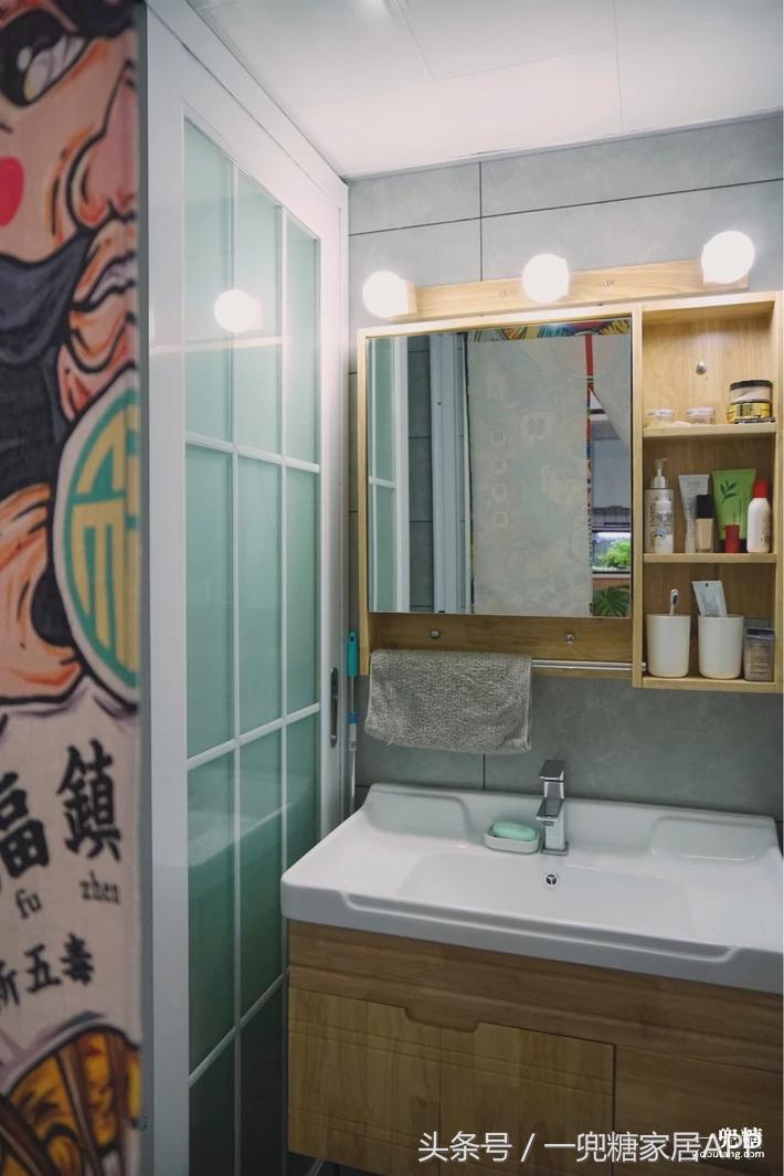 年轻人,谁不是一边感叹房子小,一边在小房子里拼命折腾?