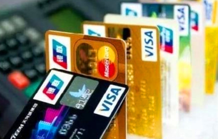 办理一张信用卡业务员能挣多少钱,信用卡业务员一个月能挣多少