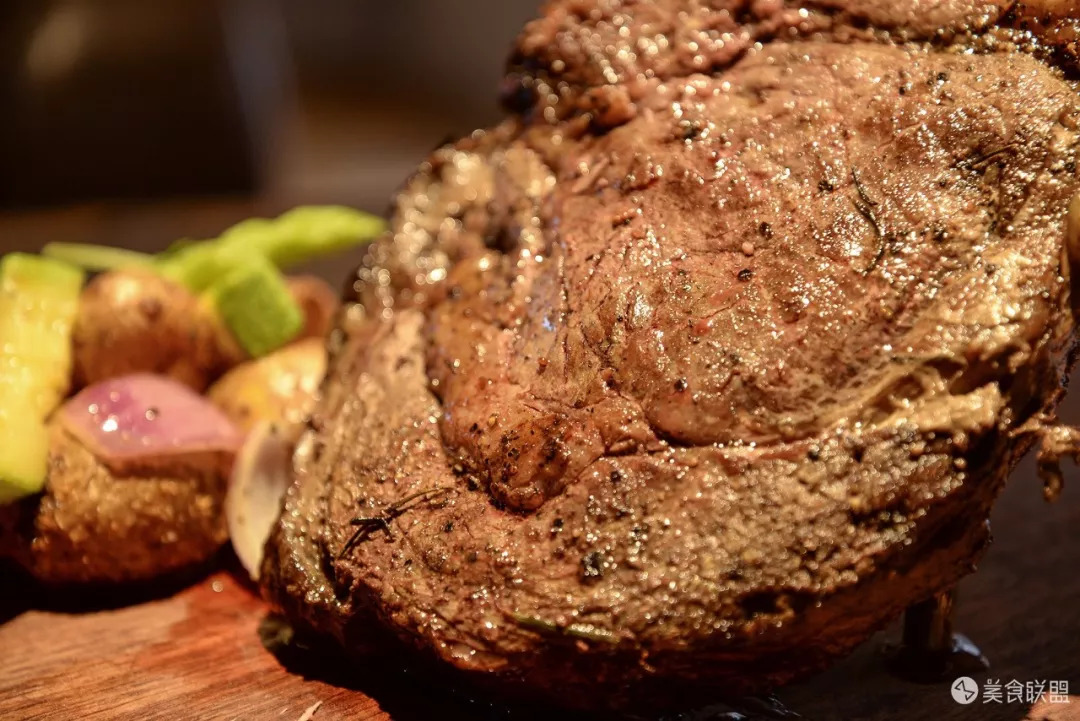 每天都有大量肉食动物到昆明废旧工厂，狂啃50CM高的火焰战斧牛排