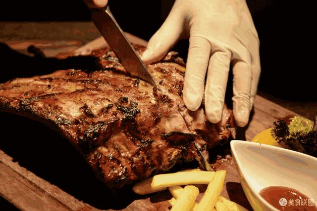 每天都有大量肉食动物到昆明废旧工厂，狂啃50CM高的火焰战斧牛排