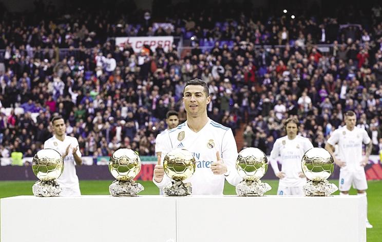 国际足联发推特,c罗推特祝贺本泽马获得金球奖