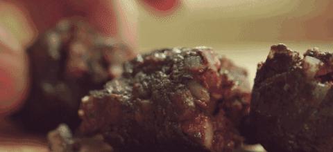 明明是科普纪录片，主持人却用自己的血做起了“暗黑美食”