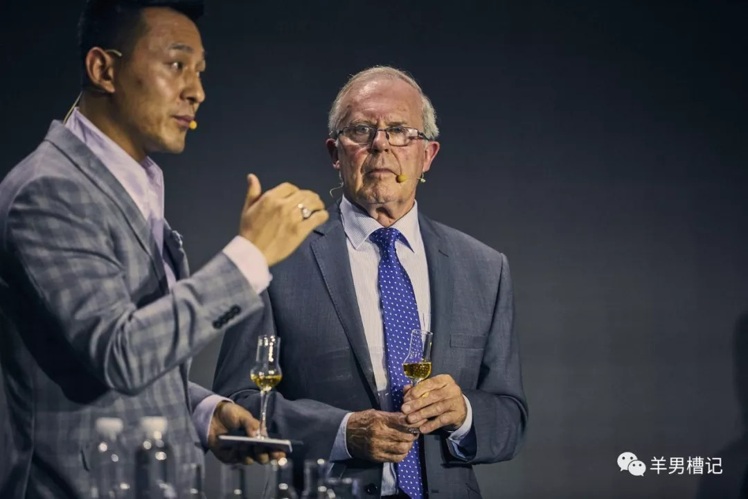 他在今年教师节宣布退休计划并着力挚手相传下一代