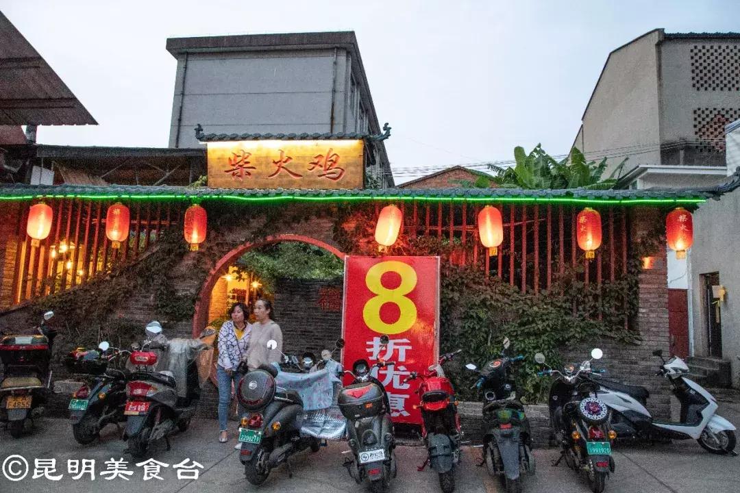 藏在昆明老厂房里的柴火鸡，一款酱料价值百万，连续排队5年