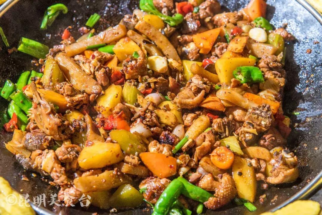 藏在昆明老厂房里的柴火鸡，一款酱料价值百万，连续排队5年