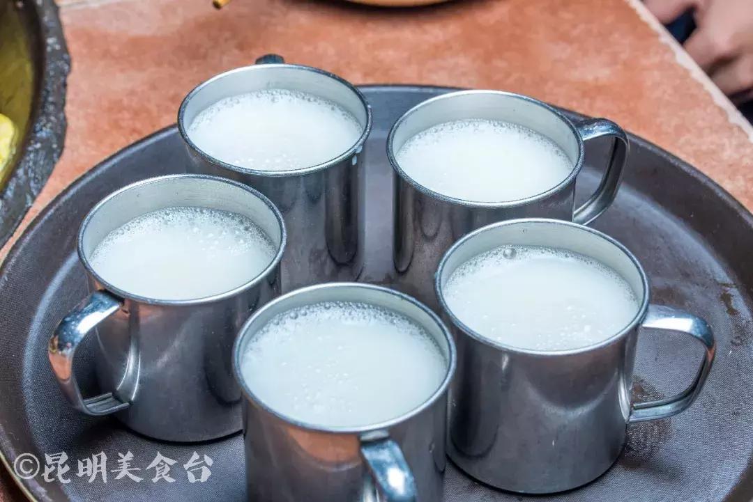 藏在昆明老厂房里的柴火鸡，一款酱料价值百万，连续排队5年