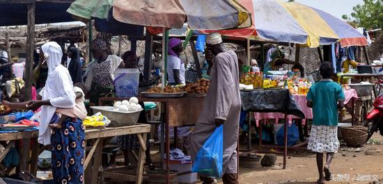 西非“女儿国”:男人用可乐果求亲能娶多个妻子