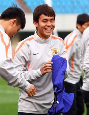 他是*疆新**首位上场国脚！8年前即入选国家队，现已成中超球队队长