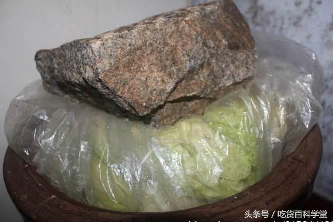 老妈腌的酸菜最下饭,老妈做法酸菜