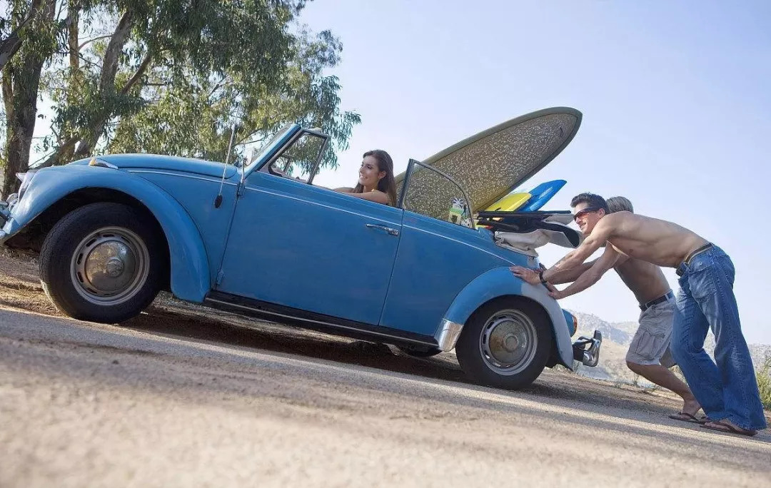 汽车没电了不只是推车才能启动,汽车没电推也启动不了