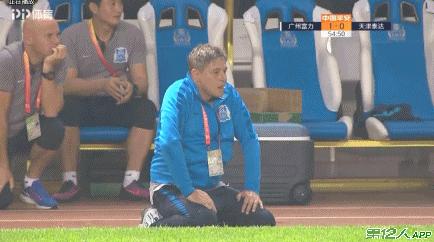 跪了倒了哭了为鲁能送上队史第400场胜利场边富力主帅成表情包