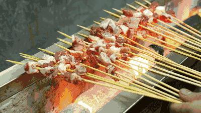一到晚上就火爆的烧烤店,新发现一家超火爆的烧烤店