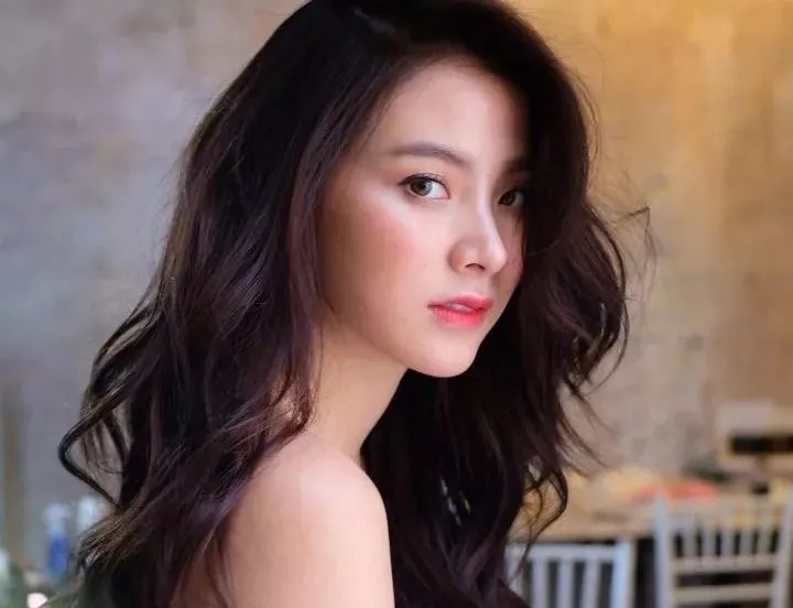 嘴巴张开咀嚼东西,想要尝尝你的味道