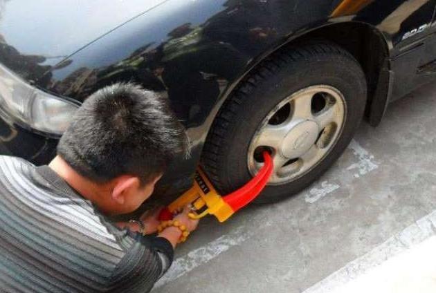 车辆被他人锁如何解决,车被别人恶意上锁可以报警吗