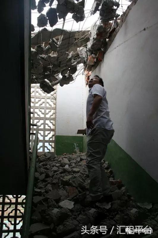 挖机强拆民房村民反击,新房子违规被挖机强拆