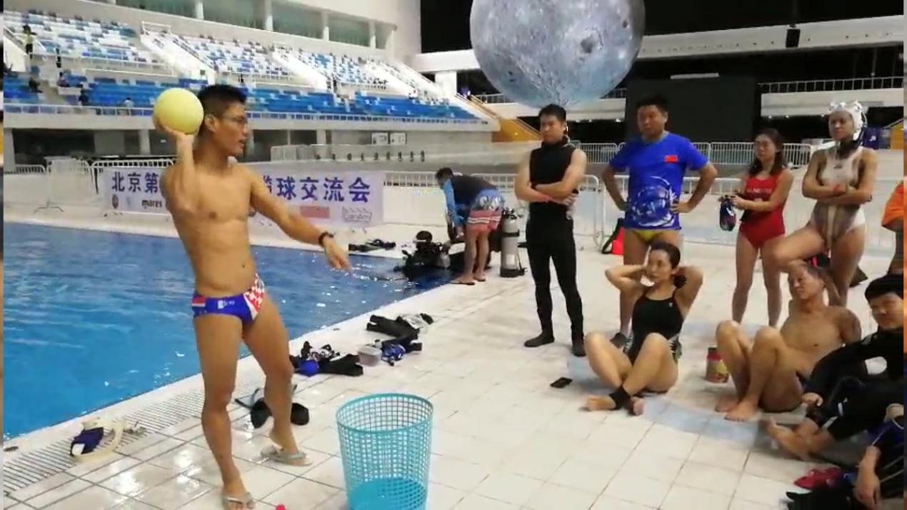 水下橄榄球训练,水下橄榄球照片