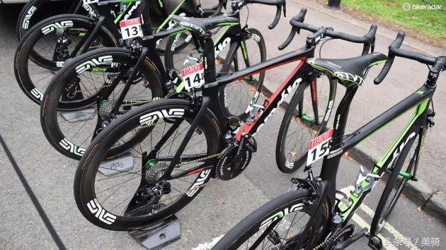 器材盛宴环英国上的车手战车