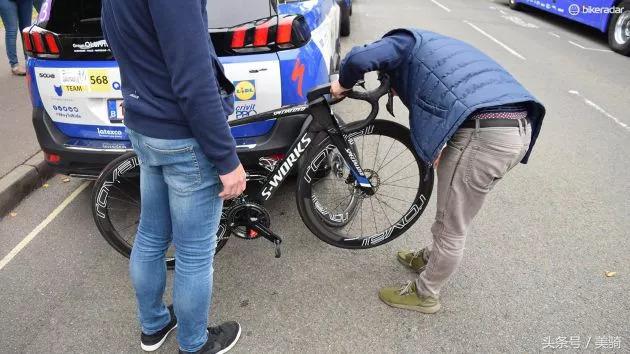 器材盛宴环英国上的车手战车