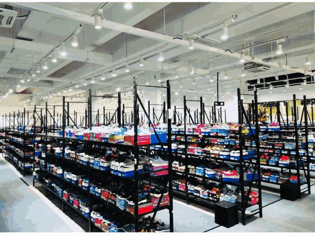 金山大型服装特卖会,潮鞋特卖活动欢迎光临