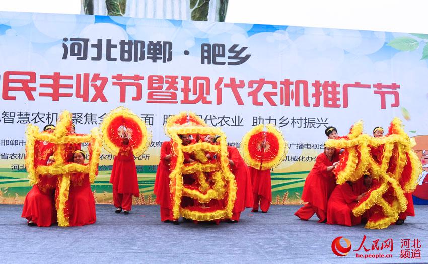 河北邯郸：智慧农机跳起舞喜迎首届丰收节