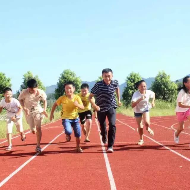 湖北唯一！何欢，十二年，他把即将撤销的学校，如今变为名校