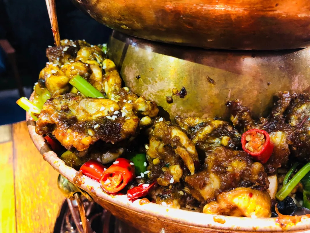 郑州炭火蛙锅哪家好吃,郑州炭火双层蛙锅