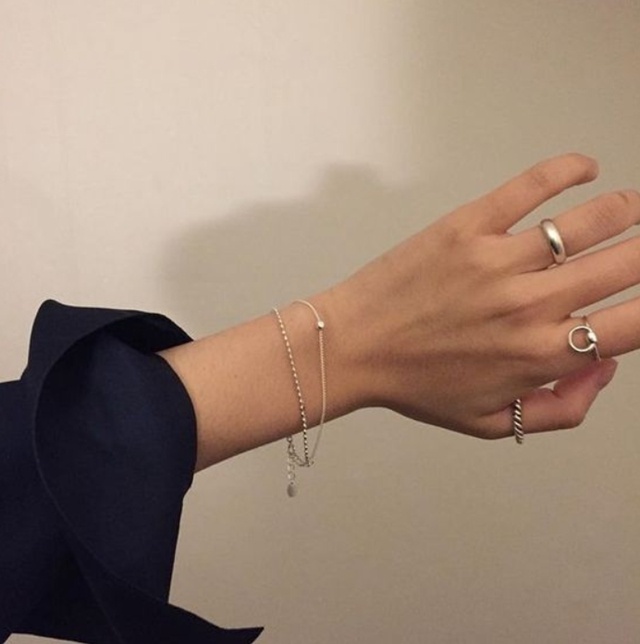 戒指应该戴在哪根手指上比较好,戒指要戴在哪个手指上比较合适呢