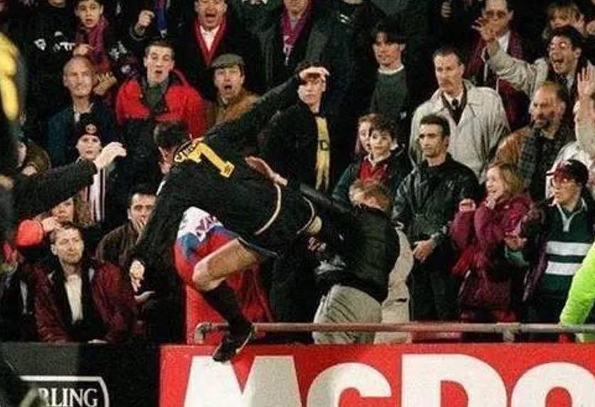 足坛十大红牌搞笑视频,齐达内头撞马特拉齐红牌合适吗